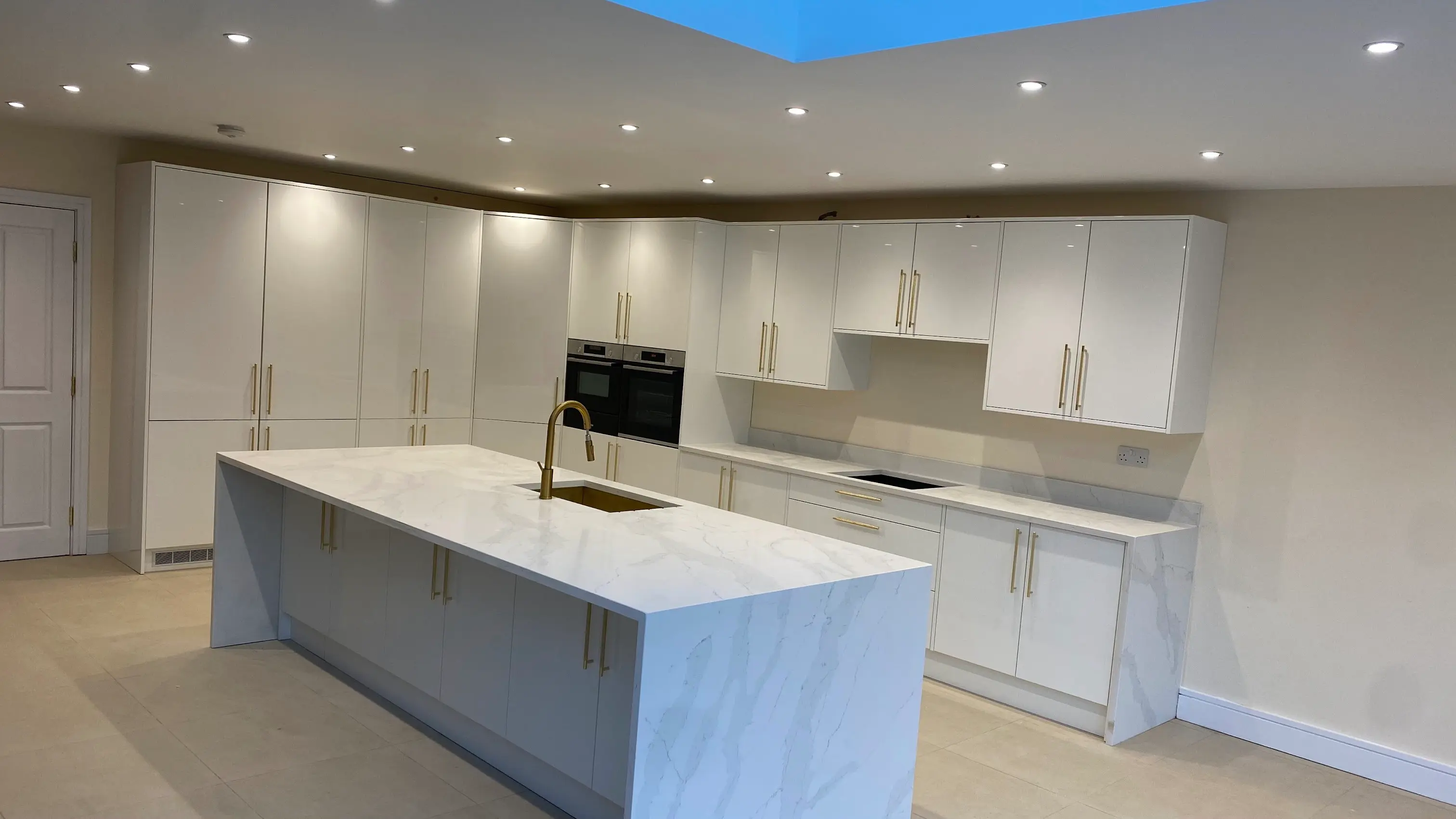 Calacatta quartz worktops in an open-plan Hampton kitchen diner