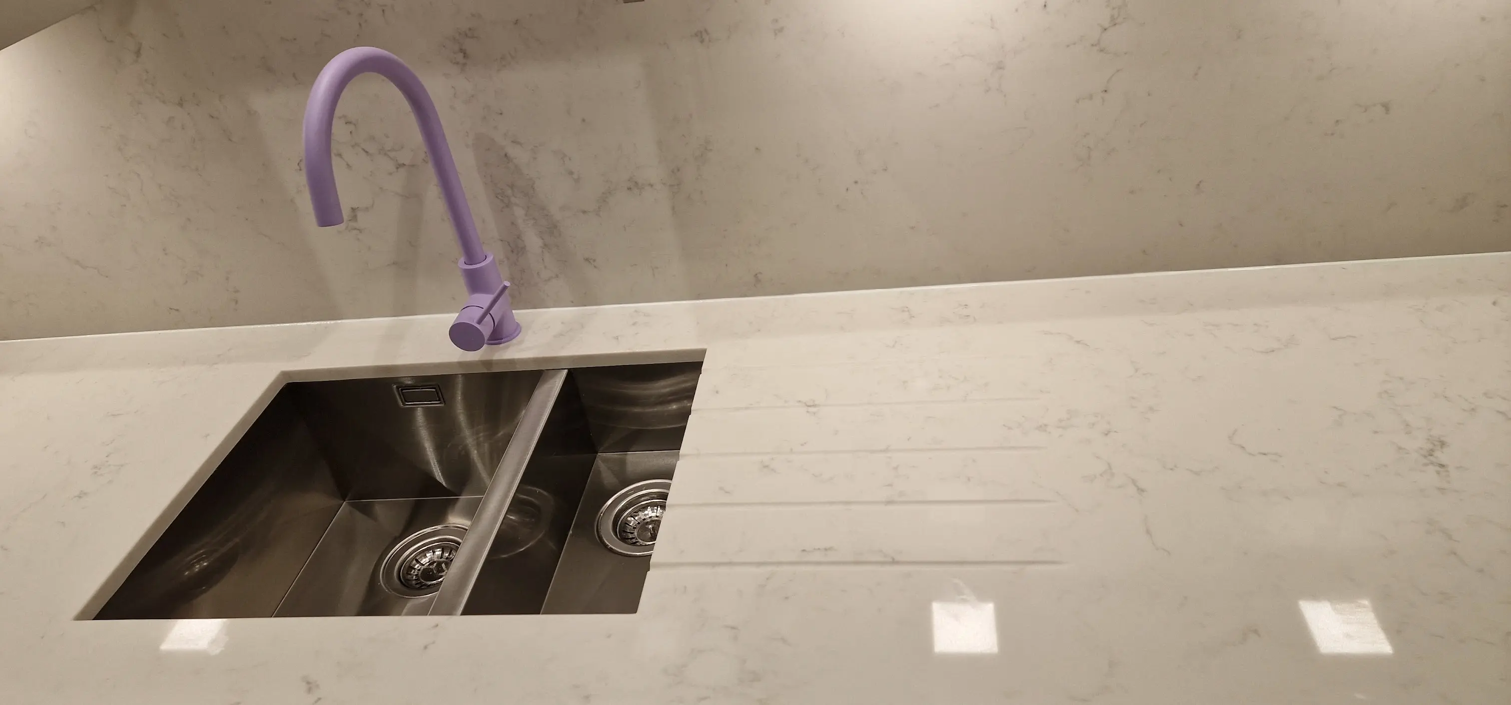 Quartz Sink Cut-Out and Drainer Grooves Quartz worktop with undermount sink cut-out and drainer grooves